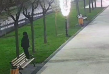 Photo of video | Mai mulți tineri, căutați de poliție după ce au distrus coșuri de gunoi și au făcut dezmăț pe o alee din Chișinău