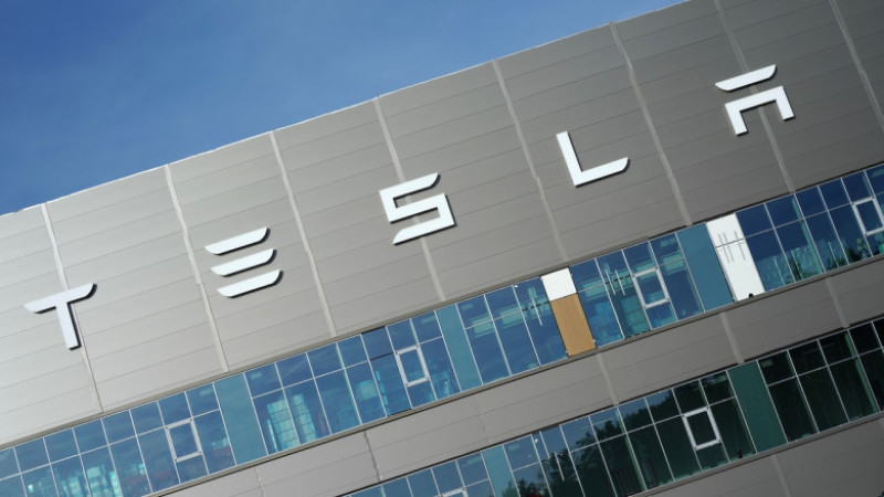 Photo of Tesla va îngheţa angajările şi va face concedieri în următorul trimestru