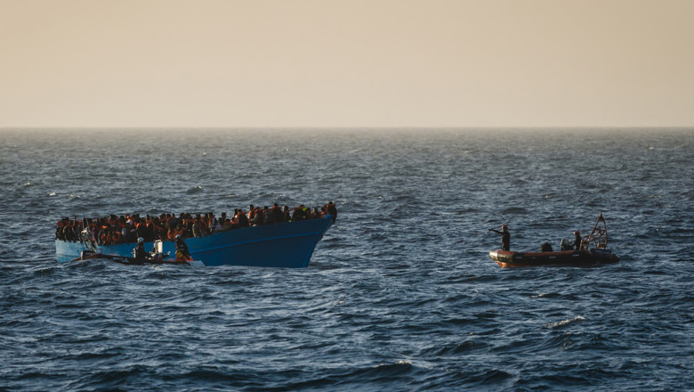 Photo of Tot mai mulți migranți fug de război, represiune și efectele schimbărilor climatice în UE. Care este „cea mai activă rută”