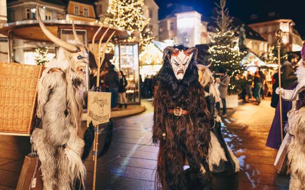 Photo of Tradiţii bizare de Crăciun: Avatari ai lui Moş Crăciun, marketing şi plimbări pe role către biserici