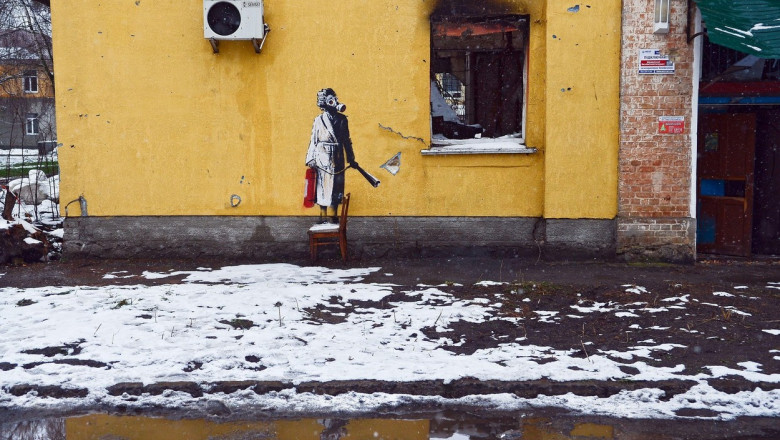 Photo of Un graffiti făcut de Banksy în Ucraina pe o clădire avariată de bombardamente a fost furat. Hoții au tăiat tencuiala
