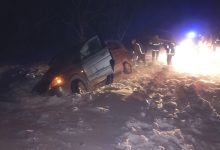 Photo of foto video | Zeci de mașini blocate pe drumuri acoperite cu zăpadă și gheață în sudul țării