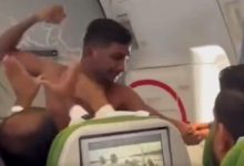 Photo of video | Momentul în care un tânăr dezbrăcat îl lovește cu pumnii pe un alt pasager în avion. Ce au făcut ceilalți călători