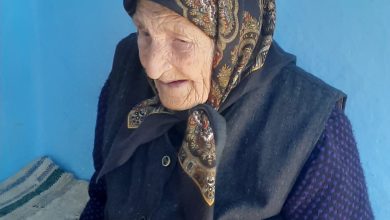 Photo of O bătrână care a fost atacată de un hoț, s-a prefăcut ca a murit, iar bărbatul i-a pus o lumânare în mână și a fugit