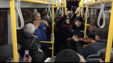 Photo of video | Surpriză pentru călătorii unui troleibuz de pe ruta 24: Constantin Moscovici, în rol de taxator