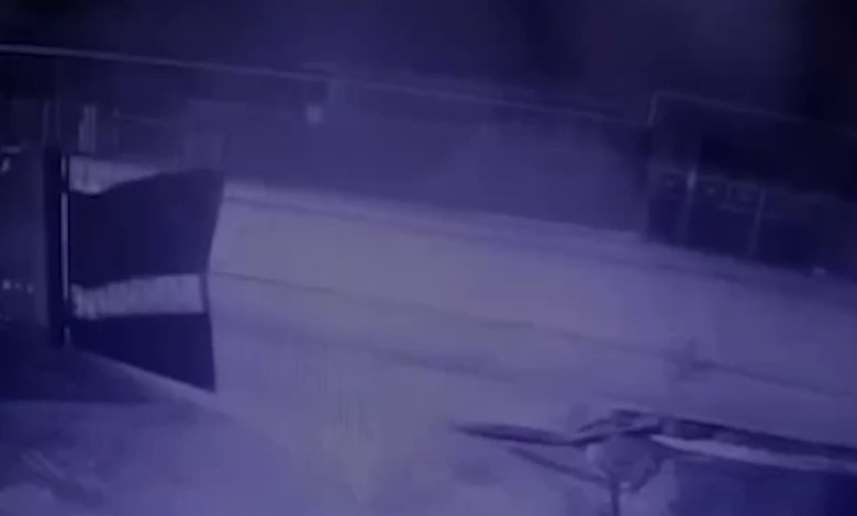 Photo of video | O mașină „a trecut ca vântul” printr-o poartă metalică: Imagini cu momentul accidentului