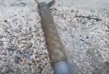 Photo of video | Componentă a unei rachete, adusă de valuri pe o plajă din România