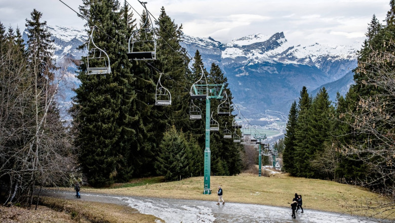 Photo of Alpii au rămas fără zăpadă: Peisaj de iarnă cu iarbă verde