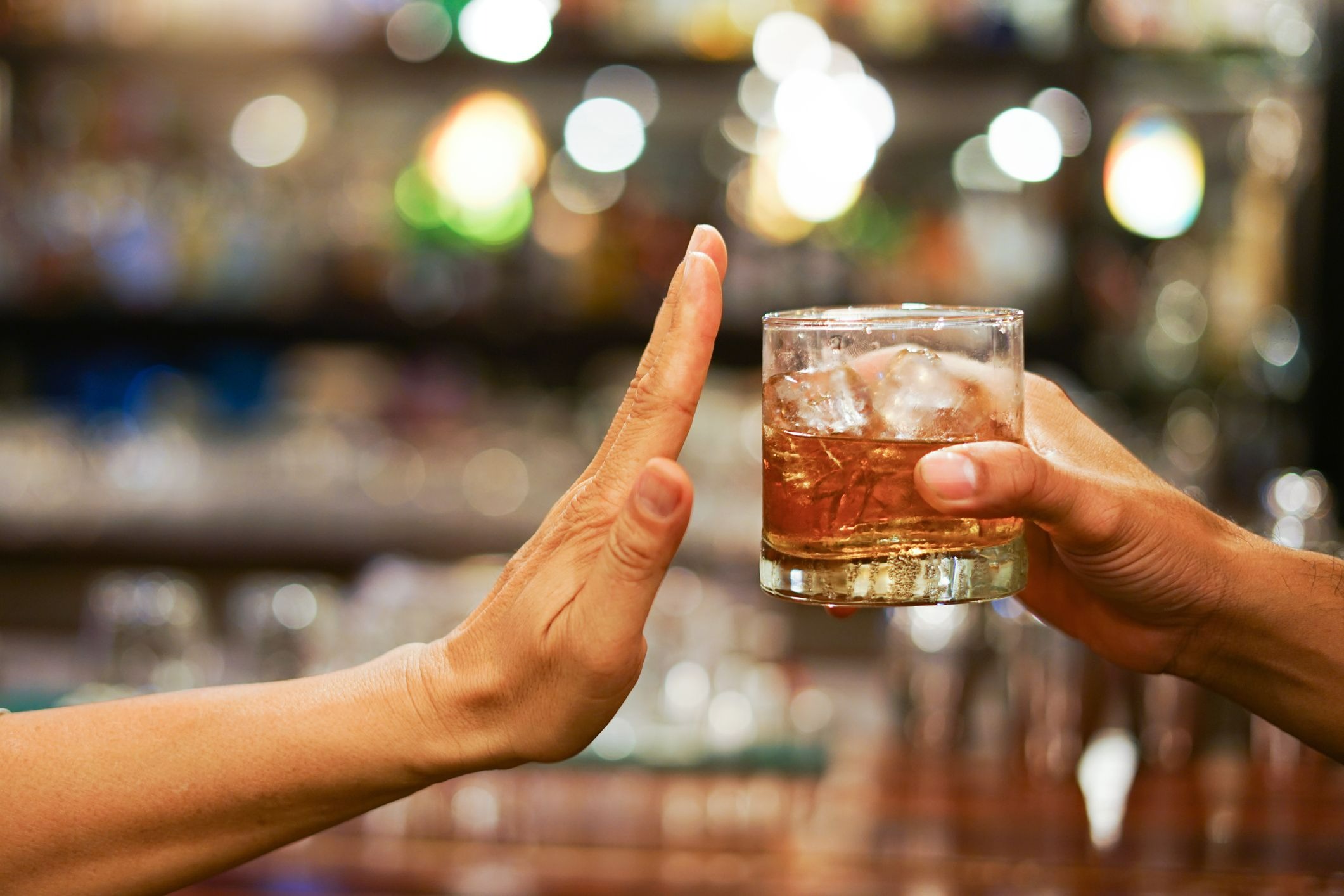 Photo of Ce se întâmplă atunci când renunți la alcool: Schimbările care se văd după 18 zile