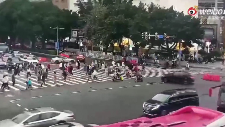 Photo of Cinci oameni au murit în China, după ce un șofer a intrat cu viteză în pietoni. Gestul bizar pe care l-a făcut când a ieșit din mașină