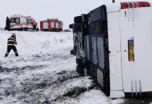 Photo of foto | Două autocare cu pasageri moldoveni au derapat de pe traseu și s-a răsturnat