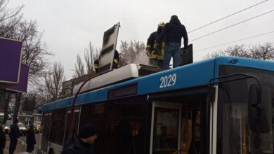 Photo of video | Un troleibuz a fost cuprins de flăcări pe o stradă din Bălți: Pasagerii, evacuați
