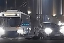 Photo of video | Un bărbat pe trotinetă electrică, lovit din plin în centrul Chișinăului: Ar fi traversat la roșu