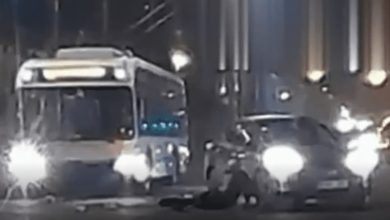 Photo of video | Un bărbat pe trotinetă electrică, lovit din plin în centrul Chișinăului: Ar fi traversat la roșu
