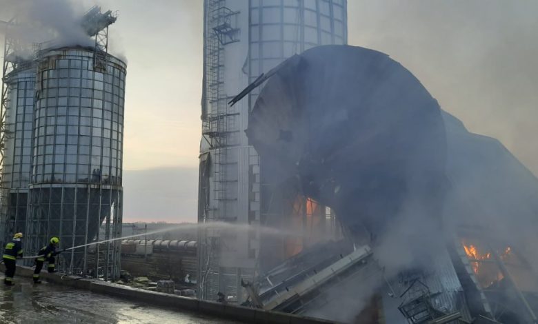 Photo of Paza antiincendiară, asigurată de pompieri la Portul Giurgiulești: Au fost efectuate lucrări de răcire a unui rezervor din apropiere
