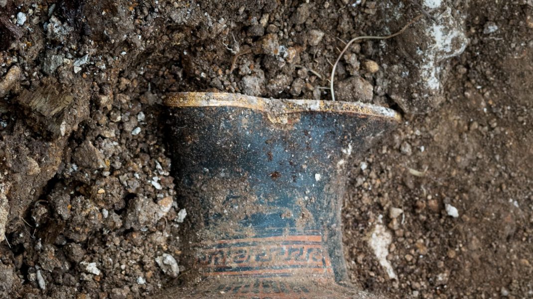 Photo of Sute de artefacte arheologice vechi de 5000 de ani, descoperite în interiorul unor case din Spania