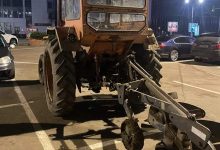 Photo of Doi bărbați beți din Iași au mers la mall cu tractorul și plugul
