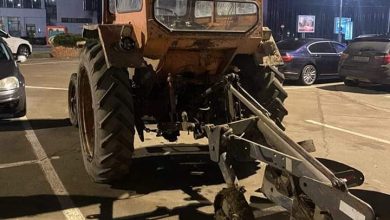 Photo of Doi bărbați beți din Iași au mers la mall cu tractorul și plugul