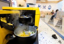 Photo of video | Un robot gătește circa 70 feluri de bucate într-un restaurant: Scopul final este un restaurant fără chelner, fără bucătar şi fără numerar