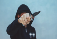 Photo of video | A amenințat vânzătoarea cu cuțitul. Ce pedeapsă riscă un tânăr din Budești