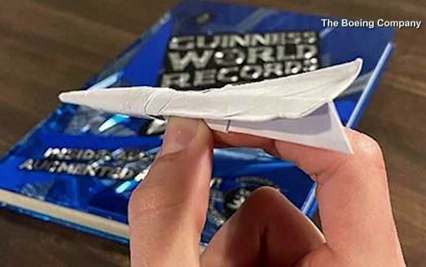 Photo of video | A fost doborât recordul mondial pentru cel mai lung zbor al unui avion de hârtie