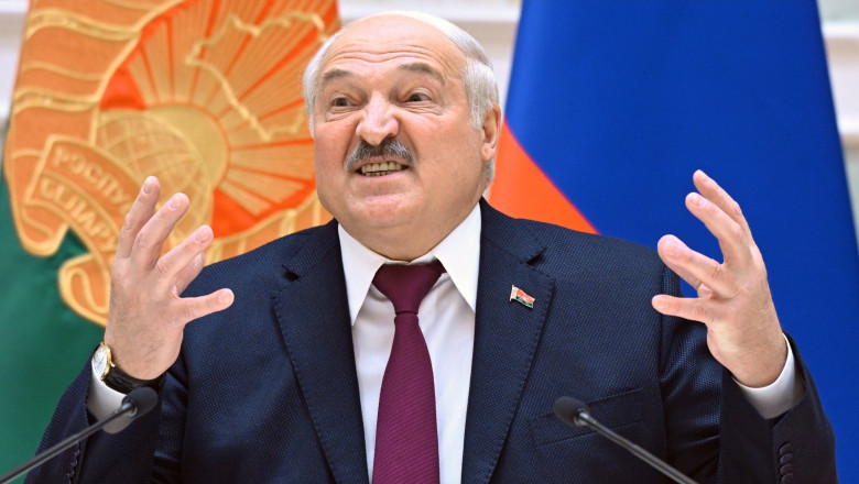 Photo of Lukașenko își face o armată de 150.000 de luptători voluntari: „Fiecare om, nu doar bărbat, ar trebui să știe să folosească armele”