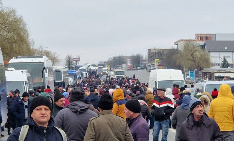Photo of video update | Protestatarii încearcă cu orice preț să ajungă în centrul capitalei, manifestând un comportament violent față de poliție