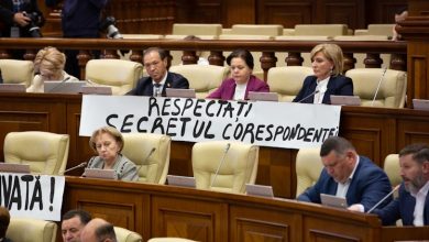 Photo of video | Socialiștii și comuniștii au venit cu pancarte la ședința Parlamentului