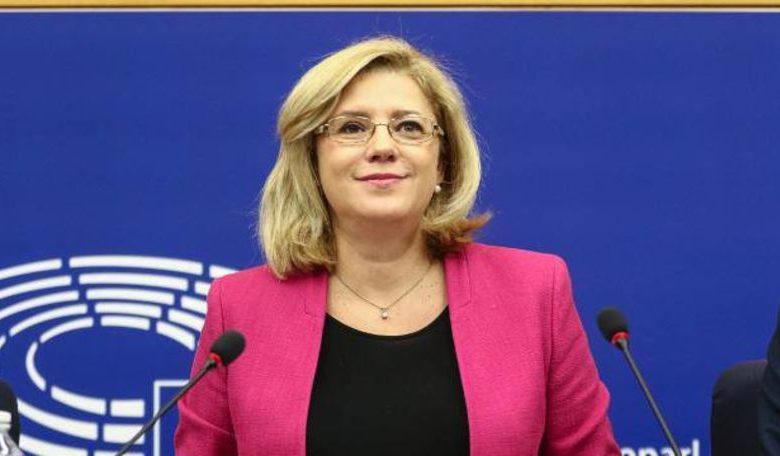 Photo of Europarlamentara din România, Corina Creţu, a primit cetățenia Republicii Moldova