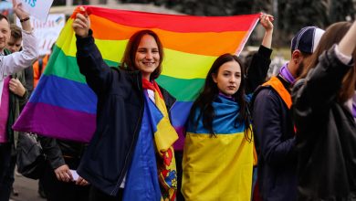 Photo of video | Al treilea cuplu LGBT din R. Moldova a depus actele la ASP pentru a-și înregistra oficial căsătoria: „Șușoteau spre noi «iată astea, astea»”