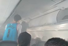 Photo of video | Panică la bordul unui avion, după ce bagajul unui pasager a luat foc: Cel puțin 10 persoane au fost rănite