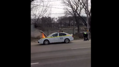 Photo of video | O mașină de poliție a luat foc pe marginea unui drum din Orhei