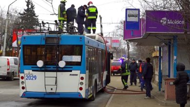 Photo of Un troleibuz plin cu pasageri a luat foc pe o stradă din Bălți