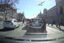 Photo of video | Neatenție sau prostie? Bărbat lovit din plin în fața Primăriei Chișinău: Momentul impactului