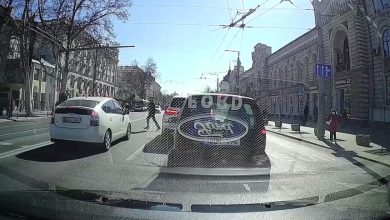 Photo of video | Neatenție sau prostie? Bărbat lovit din plin în fața Primăriei Chișinău: Momentul impactului