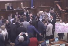 Photo of video | Substituirea în Constituție a sintagmei „limba moldovenească” în „limba română” a încins spiritele în Parlamentul. BCS s-a luat la harță cu PAS