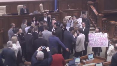 Photo of video | Substituirea în Constituție a sintagmei „limba moldovenească” în „limba română” a încins spiritele în Parlamentul. BCS s-a luat la harță cu PAS