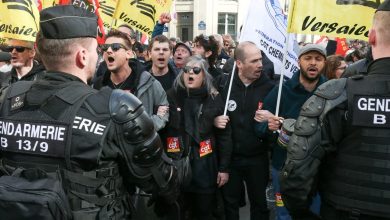 Photo of video | Noi proteste în Franța: Mașini în flăcări, gaze lacrimogene și tunuri cu apă pentru a dispersa manifestanții