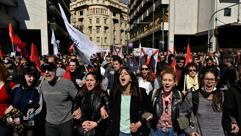 Photo of Mii de oameni protestează în Atena, grecii cer măsuri după tragedia feroviară. Metrourile, feriboturile și autobuzele sunt oprite