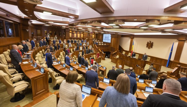 Photo of video | Eroii războiului de la Nistru, comemorați în Parlament. Grosu: „Datoria noastră este să păstrăm pacea pentru care au luptat eroii noștri”