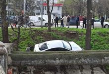 Photo of foto | Două mașini s-au ciocnit violent în capitală. Una, la un pas de a ajunge în râul Bîc