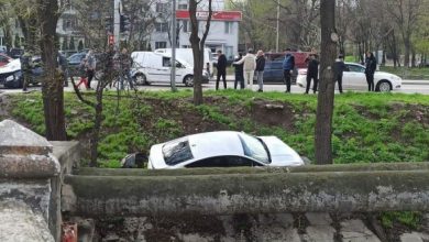 Photo of foto | Două mașini s-au ciocnit violent în capitală. Una, la un pas de a ajunge în râul Bîc
