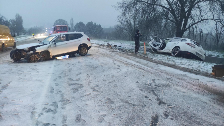 Photo of video, foto | Două accidente, la doar câțiva metri depărtare, pe traseul spre Bălți. Sunt victime
