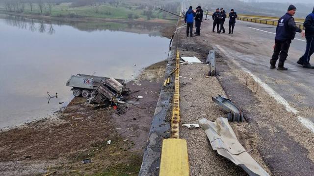 Photo of video | Accident la Sîngerei. Un şofer a ajuns cu camionul de pe un pod într-un iaz