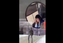 Photo of video | Șoferița unui troleibuz, filmată cum vorbește la telefon în timp ce se află la volan. Reacția RTEC