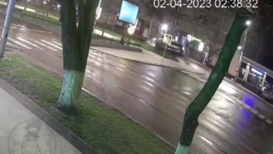 Photo of video | Momentul în care Volkswagenul intră cu viteză pe aleea de pe bd. Grigore Vieru, surprins de camerele de luat vederi