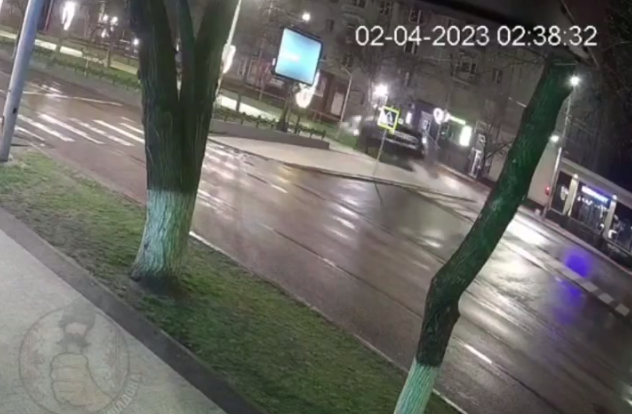 Photo of video | Momentul în care Volkswagenul intră cu viteză pe aleea de pe bd. Grigore Vieru, surprins de camerele de luat vederi