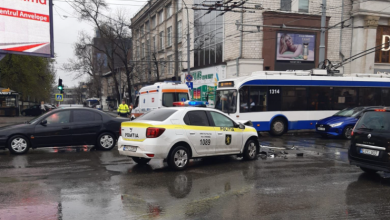 Photo of foto, video | O mașină de poliție s-a lovit cu o ambulanță în centrul capitalei