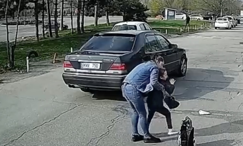 Photo of video | O fetiță de 5 ani, lovită în plin de un automobil pe o stradă din Chișinău. Mama a refuzat ajutorul medical