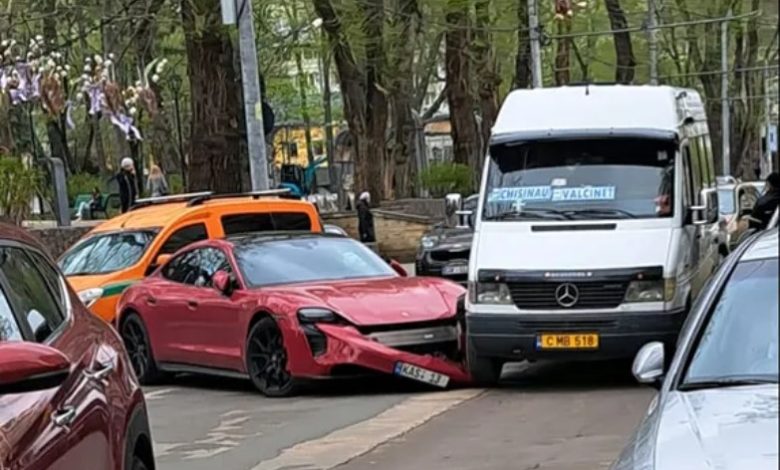 Photo of foto | Un Porsche și un microbuz de rută s-au tamponat în centrul capitalei
